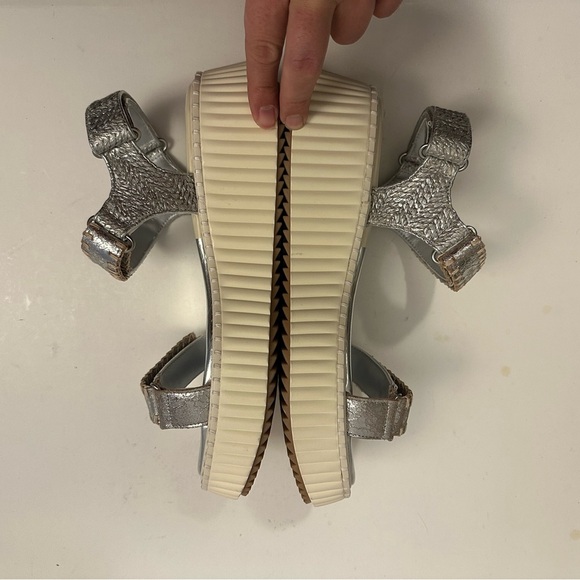 Dolce Vita Debra Platform Sandal in Silver Distressed Leather Size 8.5 - Picture 6 of 10